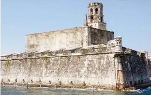 Fotografía del castillo de San Juan de Ulúa, en Veracruz, con cañones y murallas.