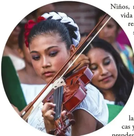 Joven mujeres ejecutando un violín en lo que parece una presentación musical, con otra chica sonriendo detrás.