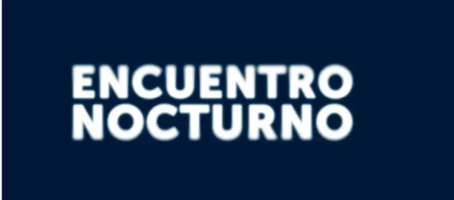 Título 'ENCUENTRO NOCTURNO' en letras blancas mayúsculas sobre fondo azul oscuro.