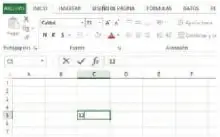 Capturas de pantalla de Excel que muestran cómo copiar el número 12, escribir los factores del 0 al 14 y arrastrar la fórmula.