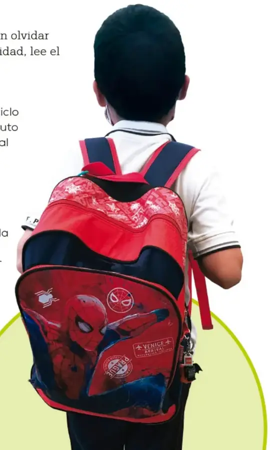 Fotografía de un estudiante de espaldas con uniforme escolar cargando una mochila roja con diseño de Spider-Man; ilustra el tema del exceso de carga.