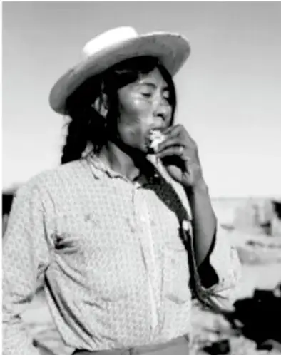 Fotografía en blanco y negro de una mujer indígena con sombrero, en actitud reflexiva, representando a los pueblos originarios de México.