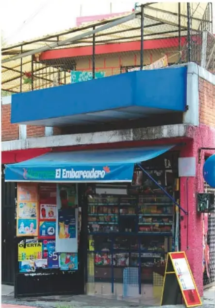 Fotografía de una tienda de abarrotes con letrero 'El Embarcadero'.
