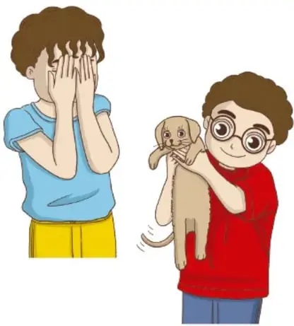 Niño de camiseta azul cubriéndose el rostro con las manos (lo extraña) junto a Emi de camiseta roja que carga a un cachorro.