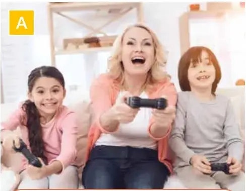 Familia jugando videojuegos con controles frente al televisor.