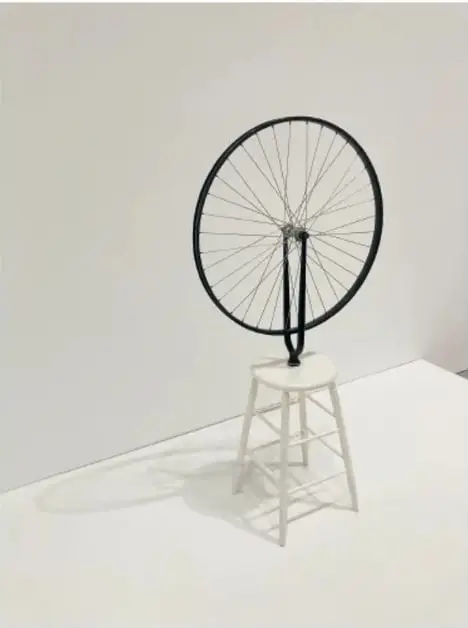 Rueda de bicicleta montada sobre un taburete blanco, obra ready-made de Marcel Duchamp.