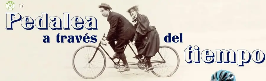 Fotografía antigua en blanco y negro de un hombre y una mujer montados en una bicicleta tándem, vestidos con ropa de principios del siglo XX.