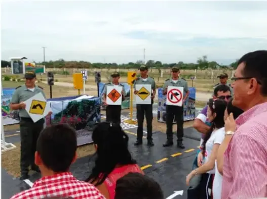 Persona recogiendo basura en un terreno, representando acciones ambientales y sociales.