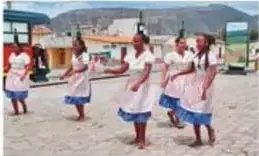 Comunidad afroecuatoriana del Valle del Chota bailando bomba.