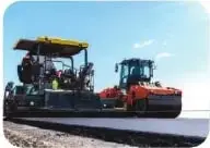 Fotografía de maquinaria utilizada para pavimentar una carretera.