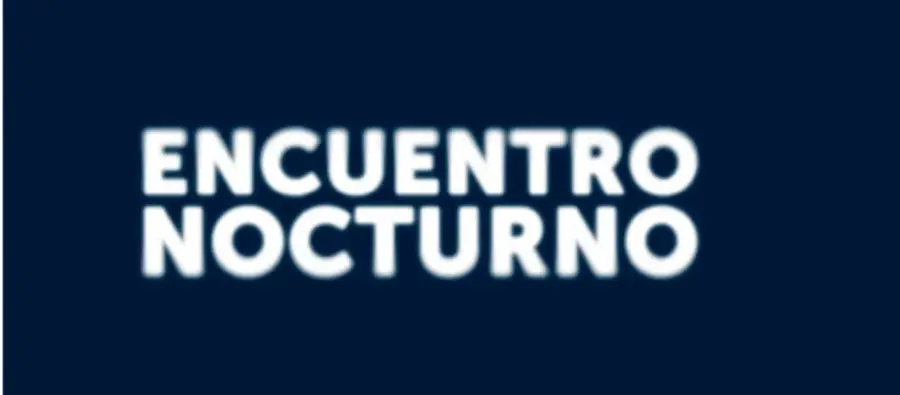 Título 'ENCUENTRO NOCTURNO' en letras blancas sobre fondo azul oscuro.