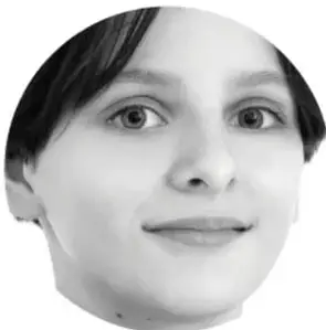 Fotografía en blanco y negro del rostro de una estudiante sonriente.