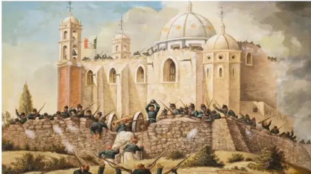 Pintura histórica que representa el sitio de Puebla, con soldados mexicanos defendiendo una muralla y edificios religiosos al fondo.
