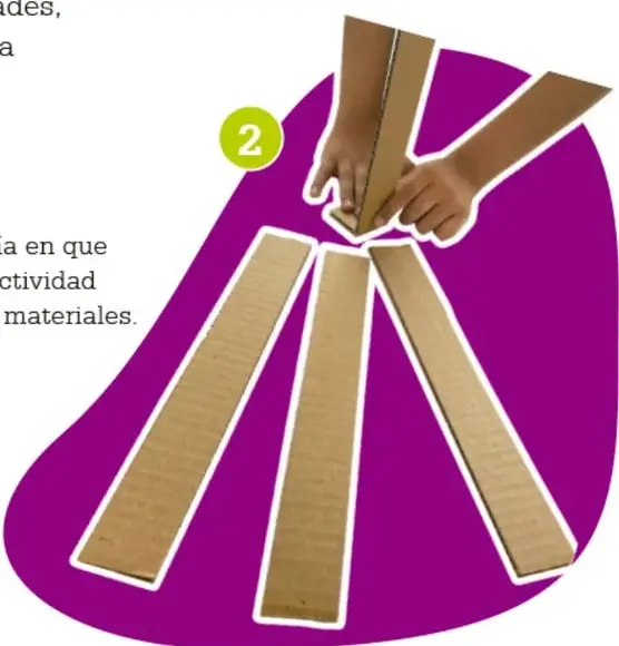Fotografía de manos armando una estructura con tiras de cartón dobladas, marcada con el número 2.