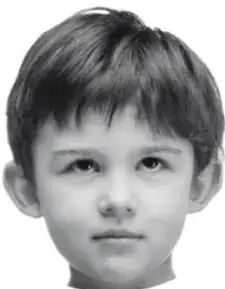 Fotografía en blanco y negro del rostro de un niño que observa de frente.