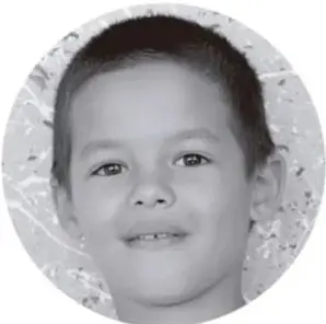 Fotografía de un niño sonriente con fondo claro.