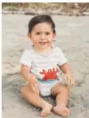 Fotografía de una familia: madre embarazada junto con tres adolescentes.