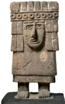 Escultura prehispánica de piedra que representa una figura humana con tocado, asociada a la cosmovisión mesoamericana.