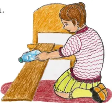 Ilustración de una niña arrodillada empujando una botella sobre una rampa de madera; crédito: Gabriel Ramón García, Veracruz.