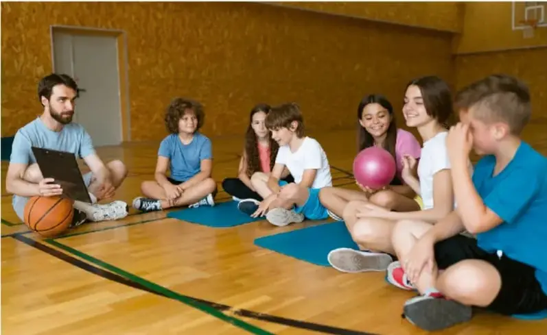 Columna con íconos de actividades: figuras humanas, gafas, símbolos de deporte y expresión artística.