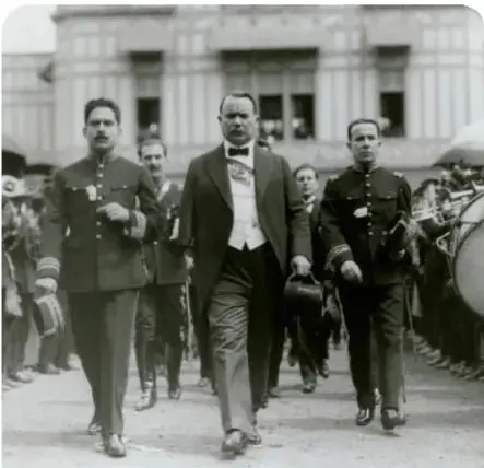 Fotografía en blanco y negro de Álvaro Obregón caminando acompañado de militares y civiles. Pie de foto: El 1 de diciembre de 1920, Obregón toma posesión como presidente.