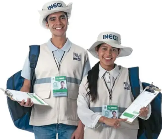 Fotografía de dos encuestadores del INEGI (un hombre y una mujer) con uniforme, sombrero y credencial, sosteniendo tableros y hojas de registro, en representación del Censo de Población 2020.