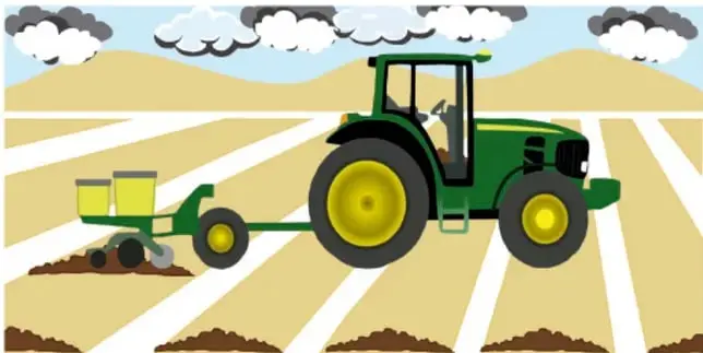 Tractor verde arrastrando una sembradora sobre surcos de tierra, con nubes en el cielo y colinas de fondo.