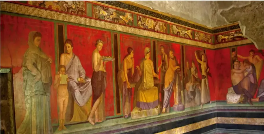 Pintura mural romana con varias figuras femeninas y masculinas en un ambiente interior, con colores rojos y detalles decorativos.