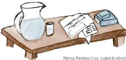 Ilustración de una mesa baja de madera con un jarro de agua, un vaso, papeles con escritura y libros apilados; crédito a Mónica Mendoza Cruz, Ciudad de México.