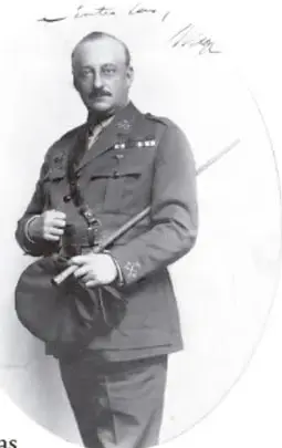 Retrato en blanco y negro de un militar con uniforme y bigote, probablemente Francisco Franco.