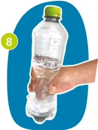 Mano destapando la botella y observando lo que sucede.