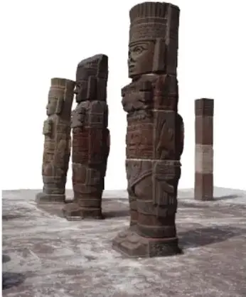 Fotografía de tres estatuas de piedra talladas, conocidas como Atlantes de Tula, de pie sobre una superficie plana; representan el patrimonio histórico de México.