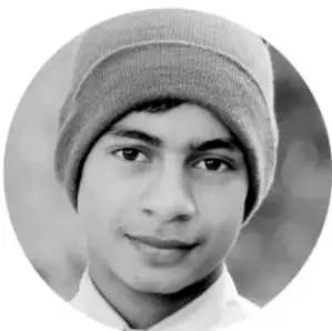Fotografía de un joven con gorro de lana.