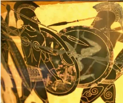 Ilustración de guerreros griegos con cascos, escudos y lanzas, en estilo de cerámica ática de figuras negras, representando una escena de combate probablemente de la guerra de Troya.