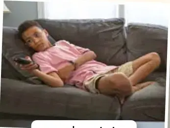 Beep lee un periódico sentado en un sillón azul; un ratón baila al lado.