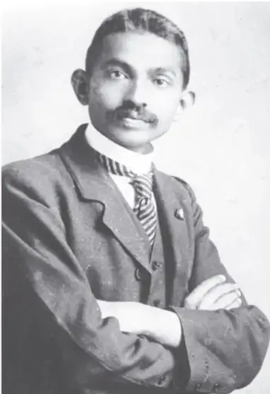 Fotografía de la Marcha de la Sal: Gandhi camina acompañado de seguidores con bastón.