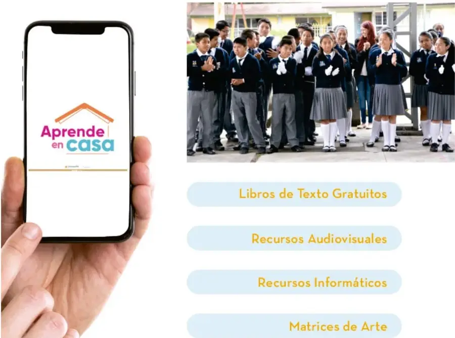Mano sosteniendo un teléfono inteligente que muestra el logotipo del programa 'Aprende en casa'.
