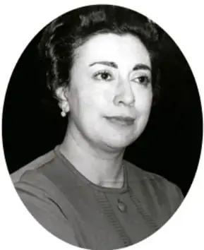 Fotografía en blanco y negro de Rosario Castellanos, escritora mexicana, con peinado recogido y blusa oscura.