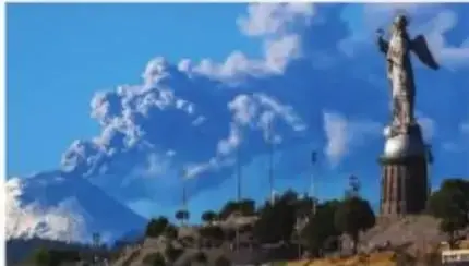 Emanación de gases del volcán Cotopaxi con la Virgen del Panecillo en primer plano.