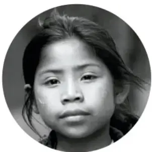 Fotografía en blanco y negro en óvalo del rostro de una niña mirando a la cámara, cabello oscuro recogido.