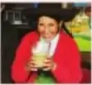 Mujer indígena sosteniendo bebida tradicional.