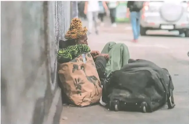 Niños y niñas caminando por un camino de tierra; la imagen acompaña el dato sobre pobreza infantil.