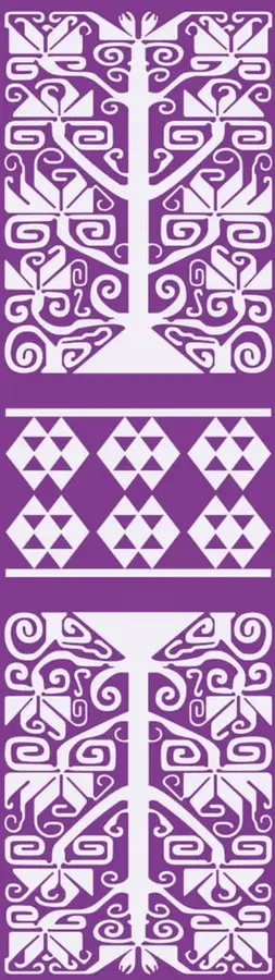 Franja vertical color morado con patrones geométricos blancos inspirados en arte tradicional: una figura central con forma de árbol o cruz rodeada de espirales, una banda con rombos y triángulos, y otra figura inferior similar a la primera.