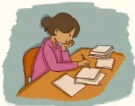 Una estudiante escribiendo en una hoja en su escritorio.