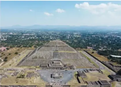 Fotografía aérea de la pirámide del Sol en Teotihuacán con el eje de la Calzada de los Muertos.