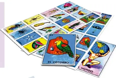 Cartas de lotería mexicana con imágenes como El Cotorro y El Mundo, sobre una mesa.
