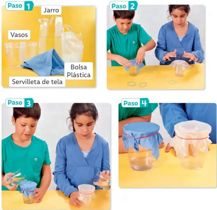 Materiales sobre la mesa: jarro, vasos plásticos transparentes, bolsa plástica y servilleta de tela.