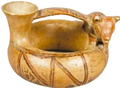 Vasija de cerámica con cabeza de venado y asa superior, decorada con líneas geométricas.