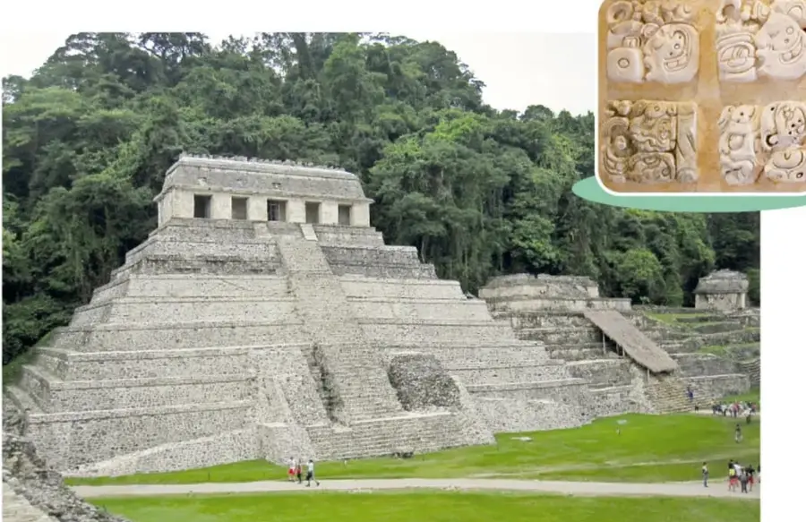 Fotografía de una gran pirámide escalonada de piedra de Palenque con templo en la cima, rodeada de selva verde y con visitantes en la explanada inferior.