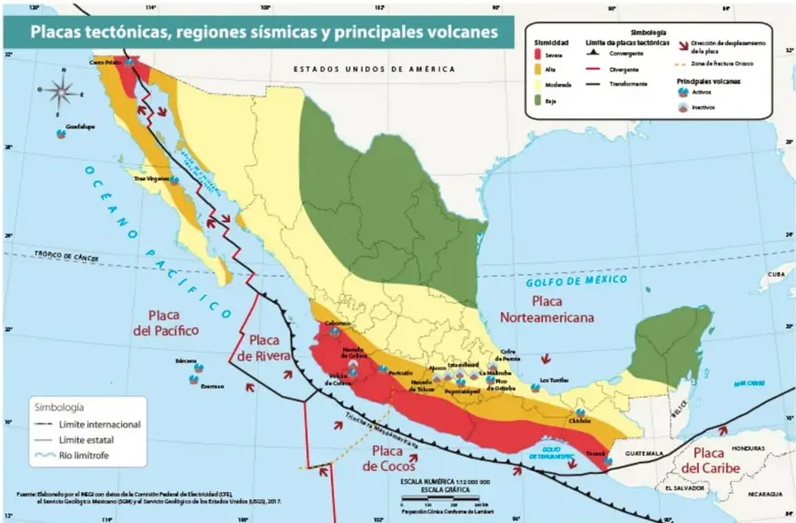 Mapa de México y regiones cercanas titulado «Placas tectónicas, regiones sísmicas y principales volcanes». Muestra la placa del Pacífico, de Rivera, de Cocos, Norteamericana y del Caribe, con zonas de sismicidad coloreadas de rojo (severa) a verde (baja), límites convergentes/divergentes/transcurrentes, dirección de desplazamiento, la Fosa de Middle America, la Zona de Fallas Orozco y los principales volcanes (Colima, Popocatépetl, Pico de Orizaba, Tacaná). Incluye simbología, escala numérica 1:12 000 000 y escala gráfica.